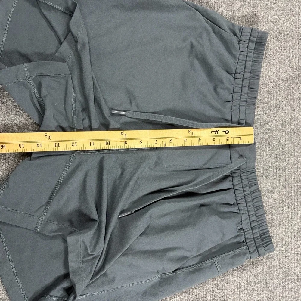 Lululemon Shorts Mens Large Gray Drawstring Active Pockets 5.5